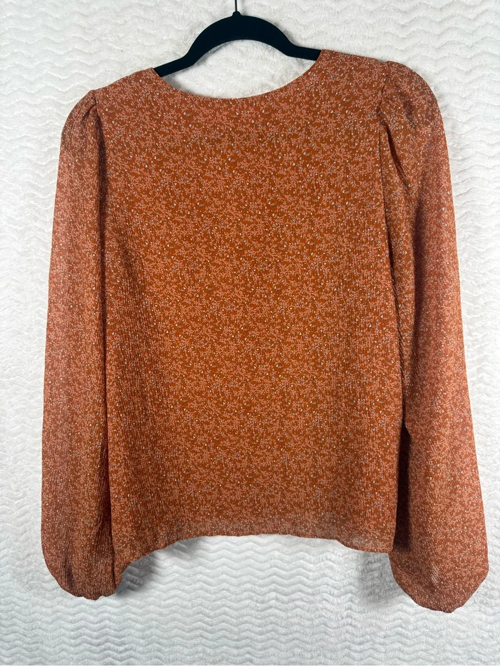 Astr Rust Floral V-Neck Puff Sleeve Blouse. Sheer arms and screams fall 🔥🧡